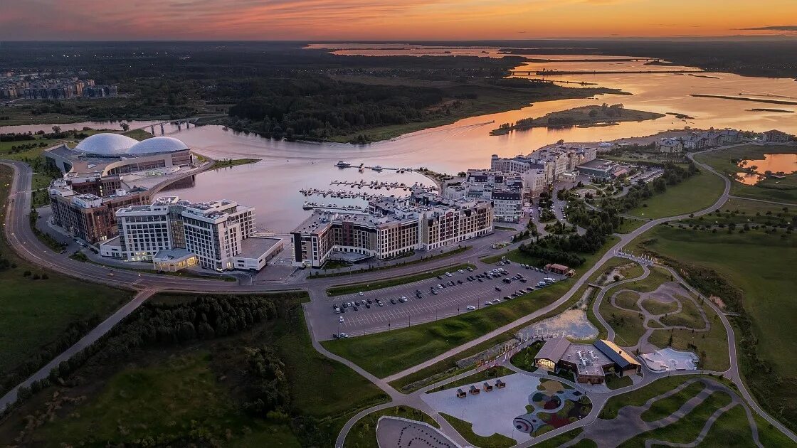 Курорт Завидово с высоты на закате: марина, отели и вода